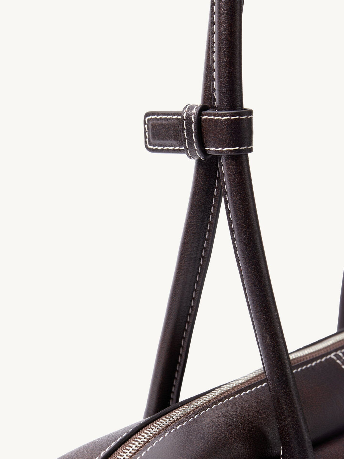 Songmont Yore Toast Bag Ebony - close-up of the leather keeper on the handles